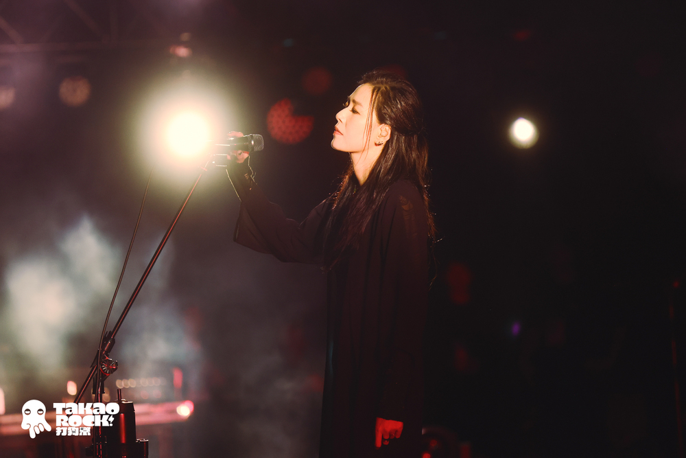 賀中國國慶後登打狗祭　台下歌迷舉「台獨旗」、喊「為什麼」 安溥回應再引不滿