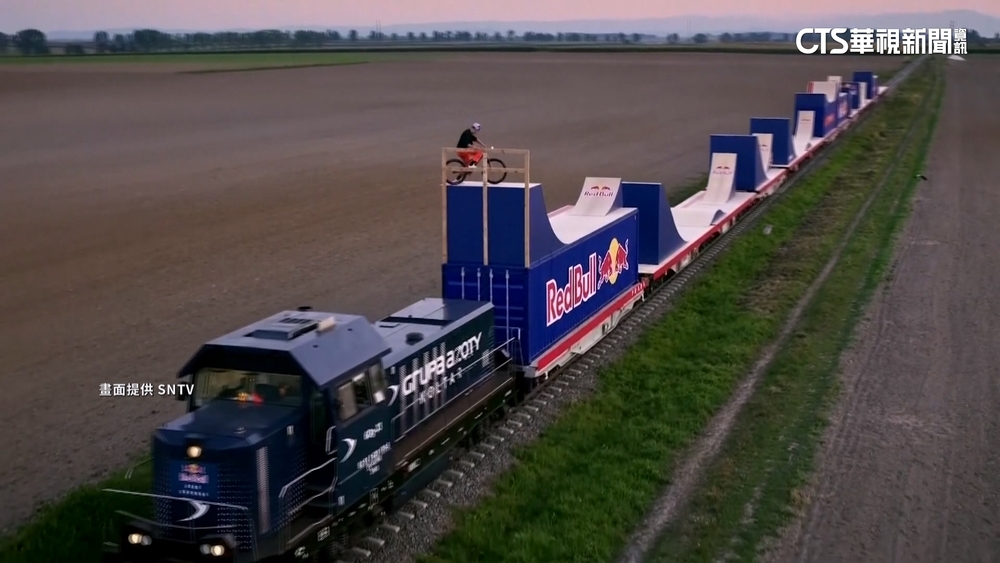 越野單車新境界！　行駛火車上秀單車花式特技