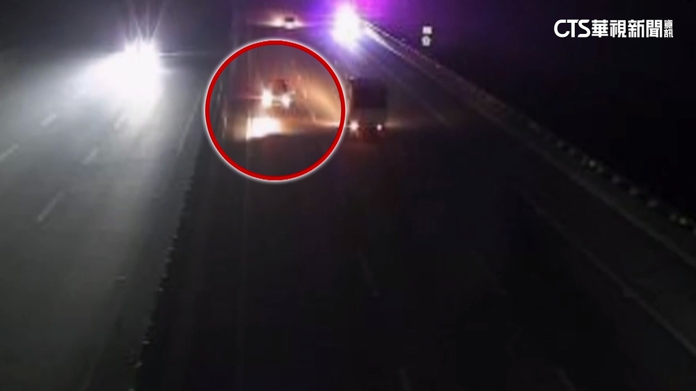 拒檢闖紅燈！　女衝國道還逆向　撞警車狂飆50公里