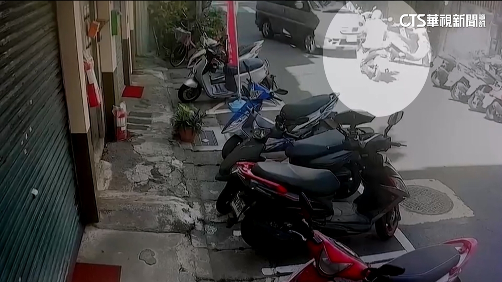 疑駕駛身體不適！　廂型車失控撞13車　8旬鄰長命危