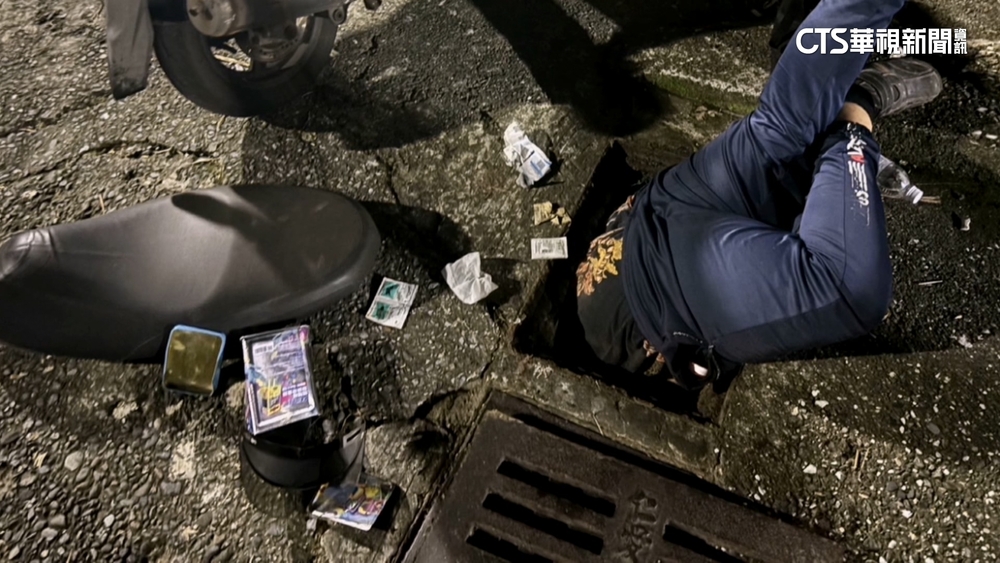 男撿手機半身卡水溝「動彈不得」　消防員合力拉出