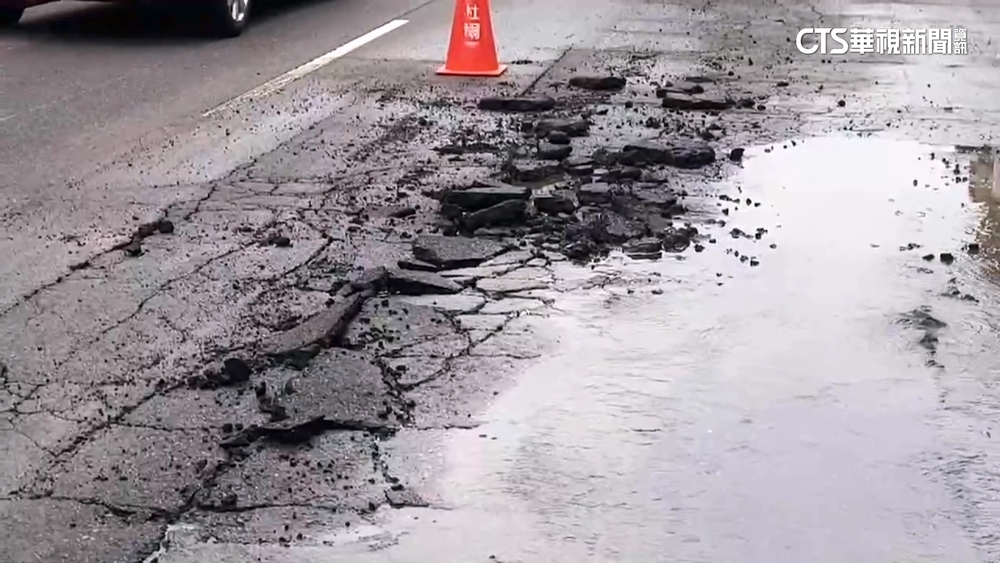 台中南區水管爆！　路面隆起裂開「水從地面狂冒」
