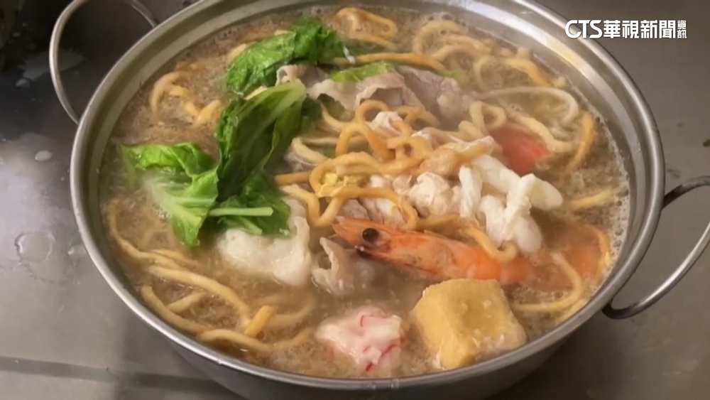 八寶冰6配料40元.鍋燒麵45元　銅板價美食超佛心