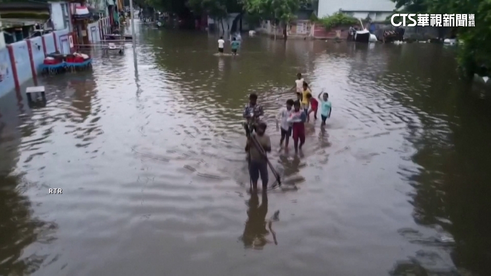 印度清奈豪雨成災淹沒街道　行人車輛寸步難行