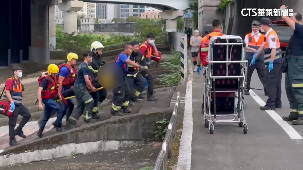 汐五高架轎車近6樓高墜河　駕駛抓塑膠板幸運獲救