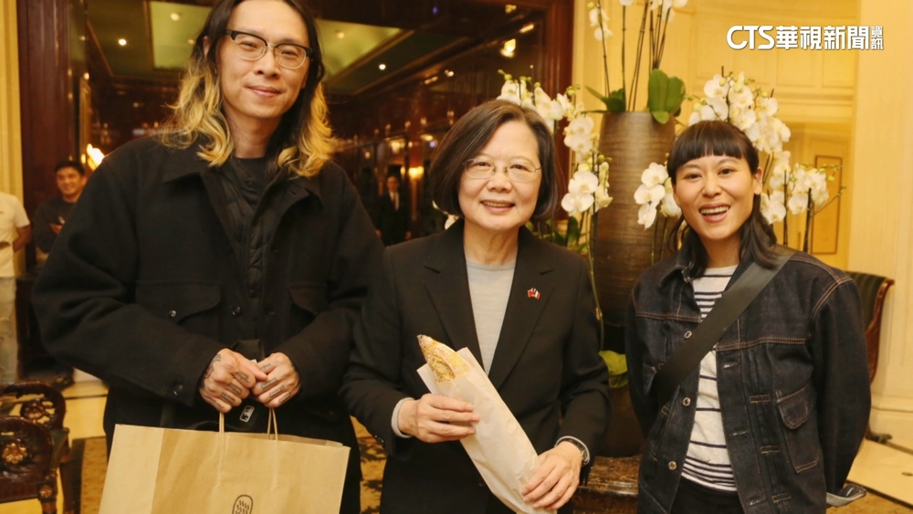 蔡前總統訪歐行抵法　台夫婦熱情帶可頌「探班」