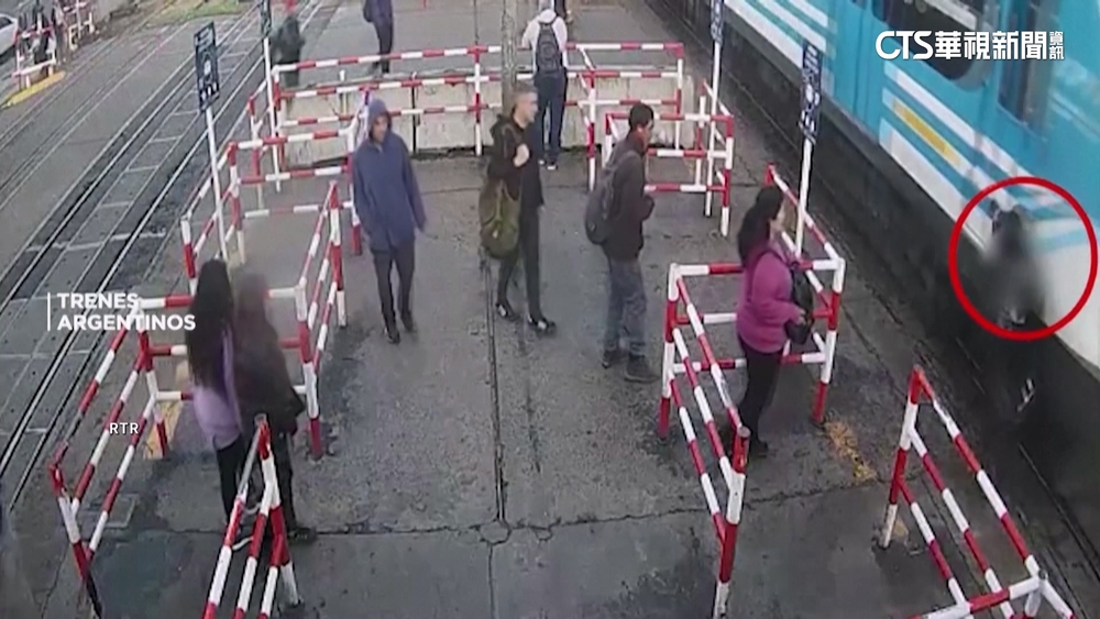 通勤客過鐵軌滑手機險遭撞　鬼門關前走一遭