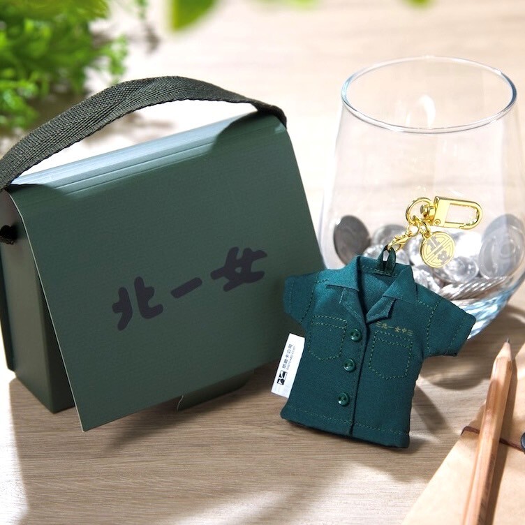 小綠綠快看！新版北一女制服悠遊卡登場　10/17開放預購