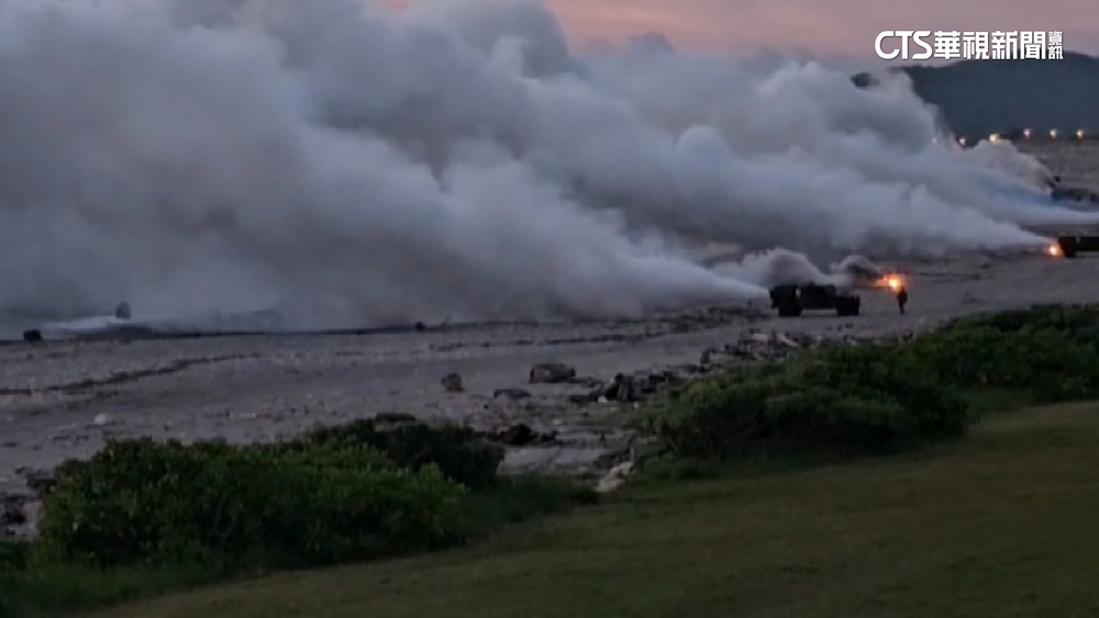 花蓮海灘濃煙密布　國軍實施煙幕掩護軍事演練