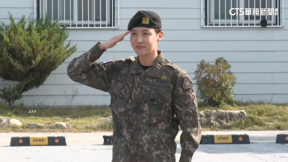 J-HOPE光榮退伍　JIN前來獻花.粉絲熱情迎接