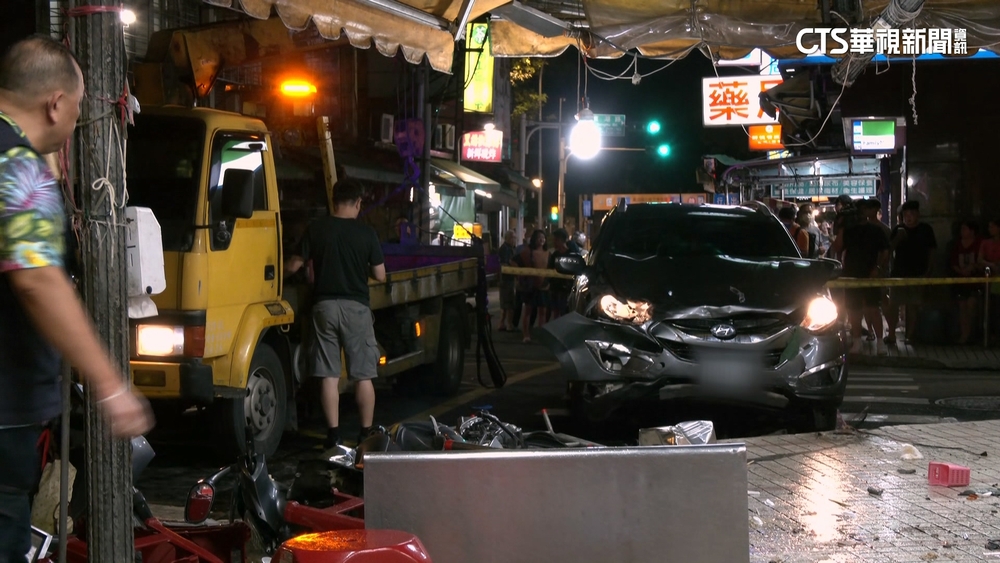 15歲少年無照開祖父車　撞進臭豆腐店3死2傷