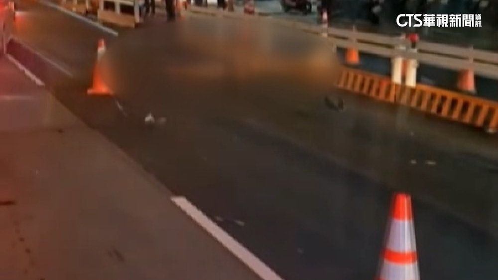 機車撞行人！　行人無生命跡象　騎士昏迷.乘客受傷