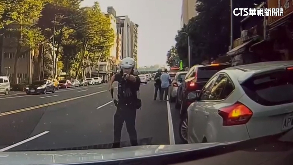 違停買東西遭警拔槍攔查　民眾嚇壞投訴警局