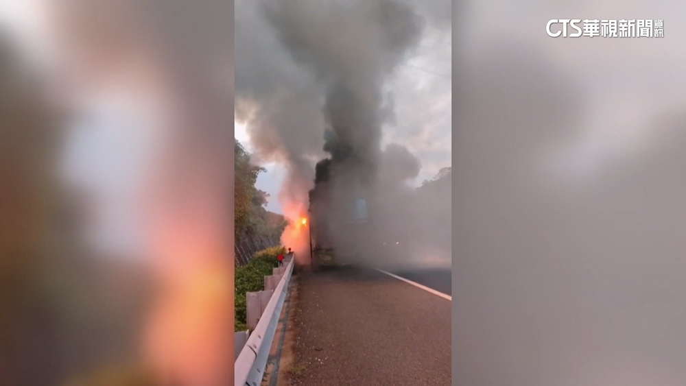 國道客運燒成火球　網友曝6月搭乘「聞到煙味」