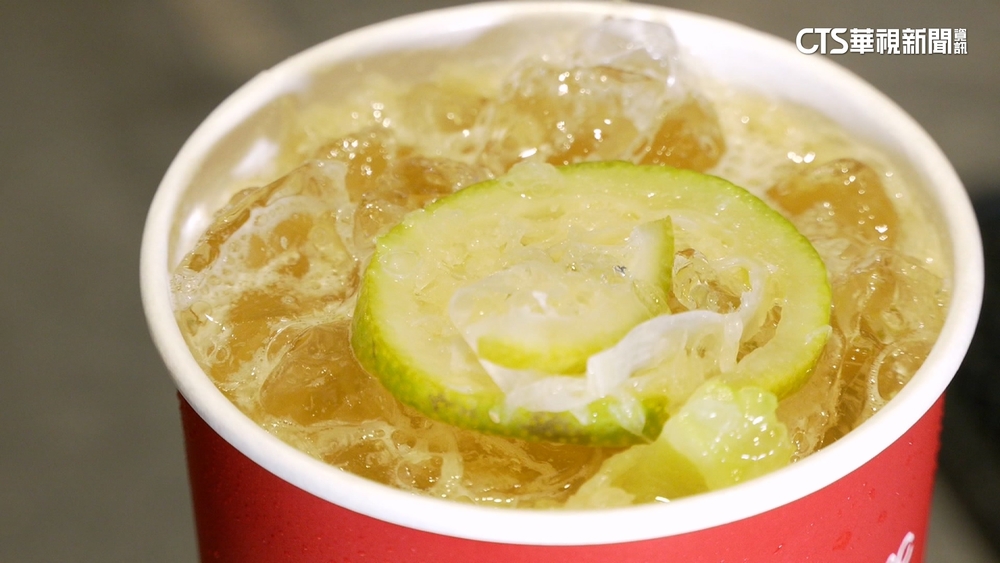 咖啡店員練二頭肌？！　苦瓜檸檬一杯「爆打30下」