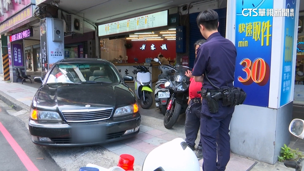 疑拐杖卡油門　酒駕翁錯打倒車檔撞店家騎樓