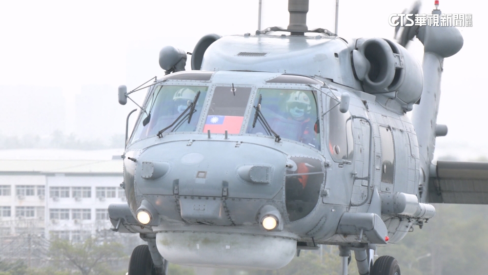 追蹤潛艦？　S-70C反潛直升機綠島起降　軍方：例行操演