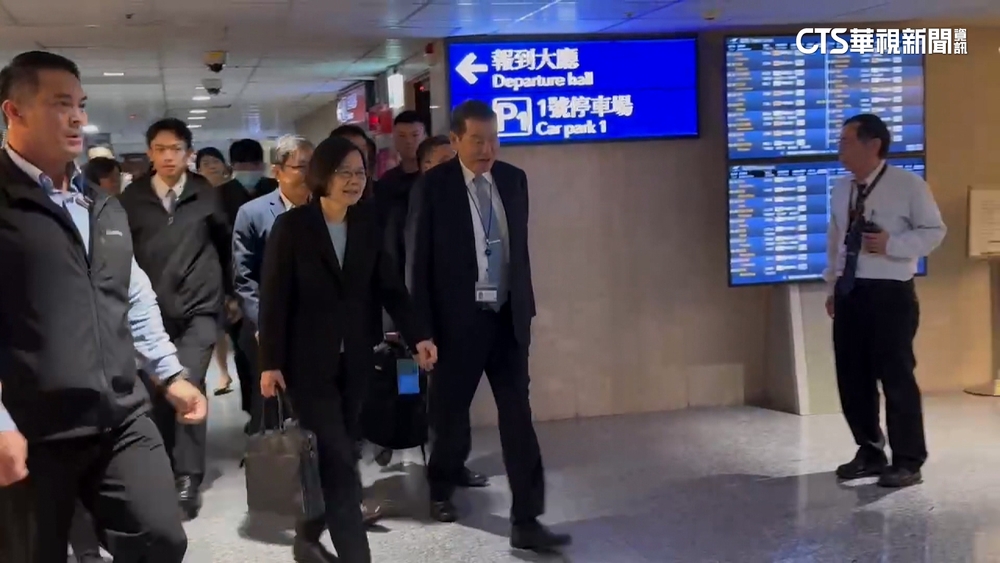 蔡英文結束訪歐回國　被問是否滿意「點頭微笑」