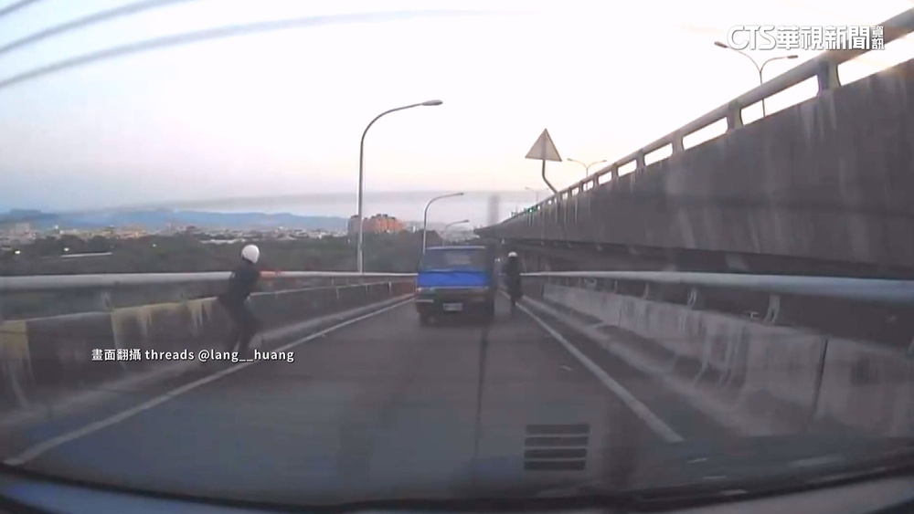 貨車違規「詭拒檢衝撞」　警連開6槍追捕仍脫逃！