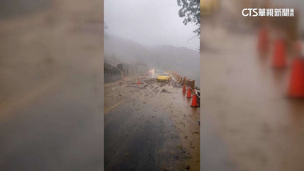 豪大雨釀災！　金山陽金公路土石崩　路面黃沙泥濘