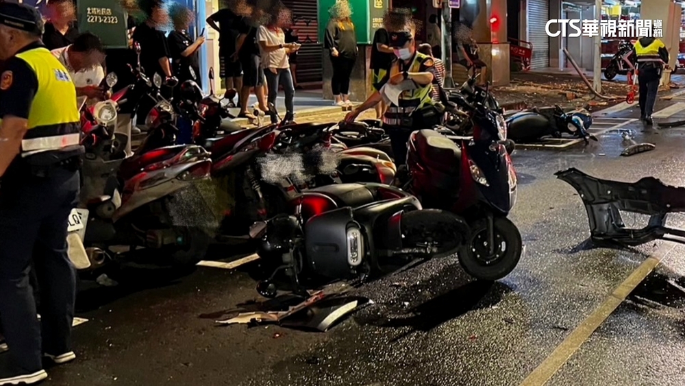 進口車打滑先衝撞對向車　再掃倒路邊14輛機車