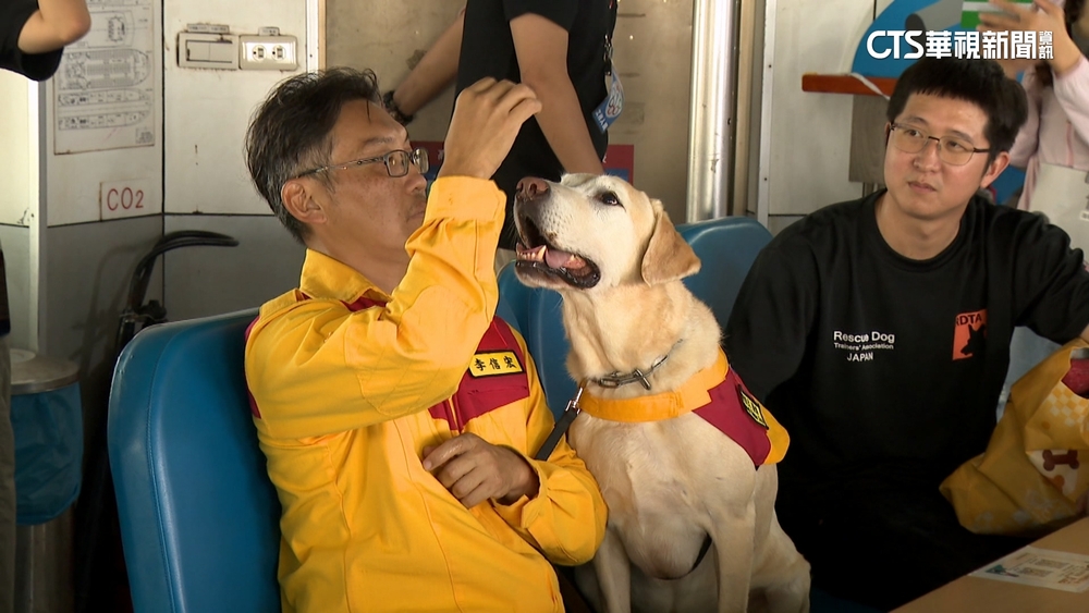 高雄「毛孩嗷運會」　搜救犬Roger「咬麥」萌樣再現