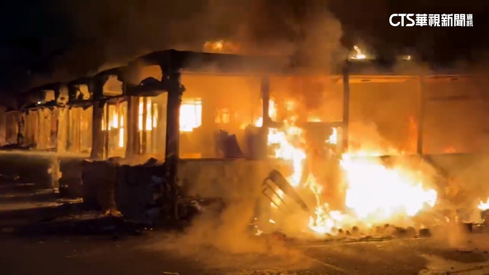 台中電動巴士起火　鋰電池助燃共9車燒成廢鐵