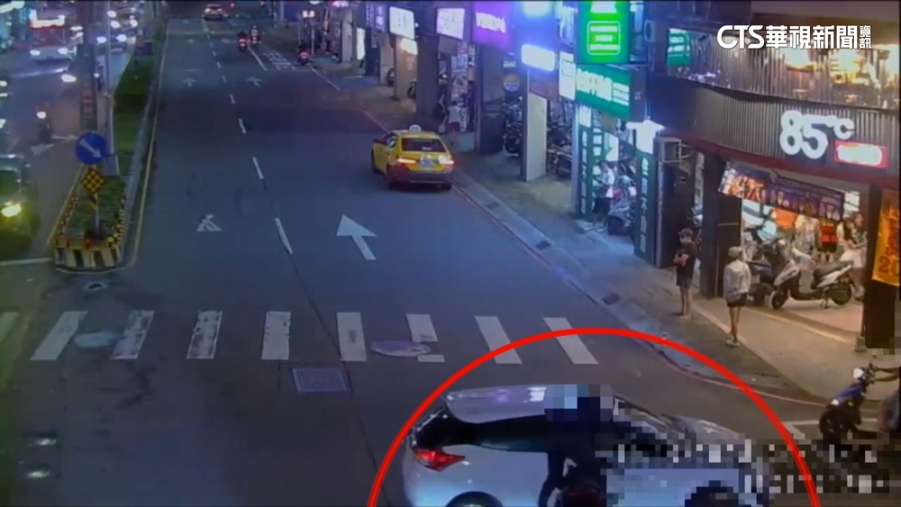 新北三重女疑未禮讓直行車　左轉連撞2騎士