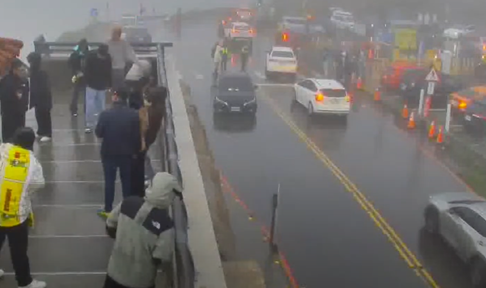 上山遇追星潮　「武嶺7080」因沒停車位直接停路中 塞爆合歡山