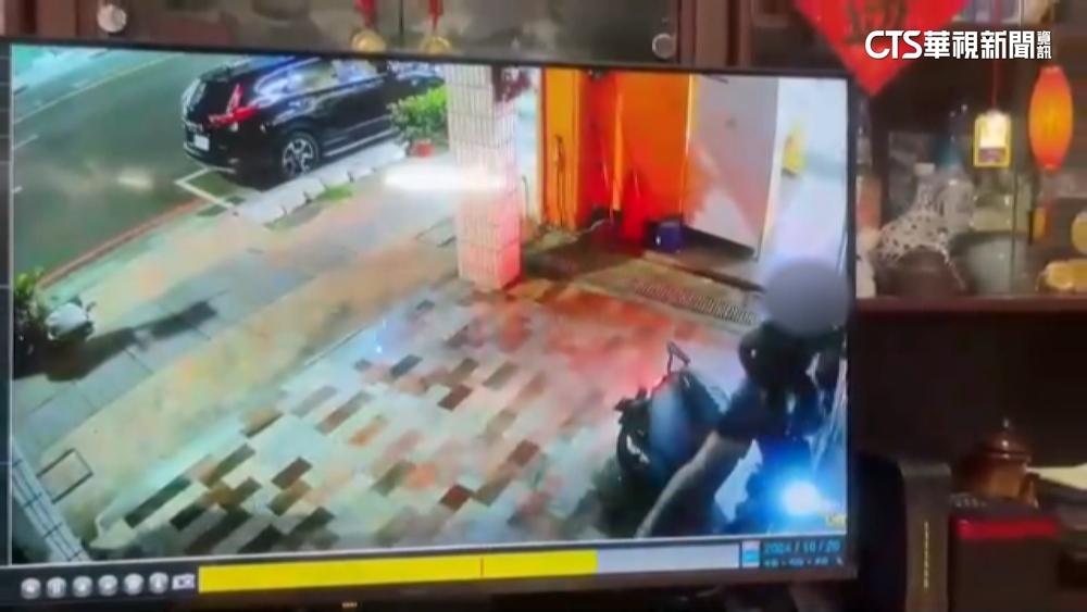 男騎電動車二度撞店家鐵捲門　業者不排除提告