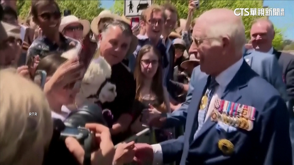 英王查爾斯三世展開訪澳行程！遭羊駝打噴嚏鬧場