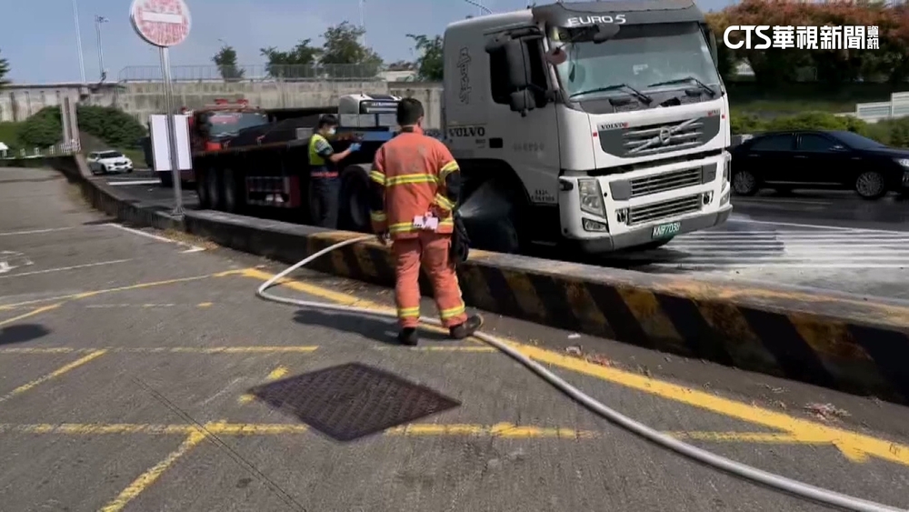 拖板車右前輪爆胎冒黑煙　騎士險遭波及