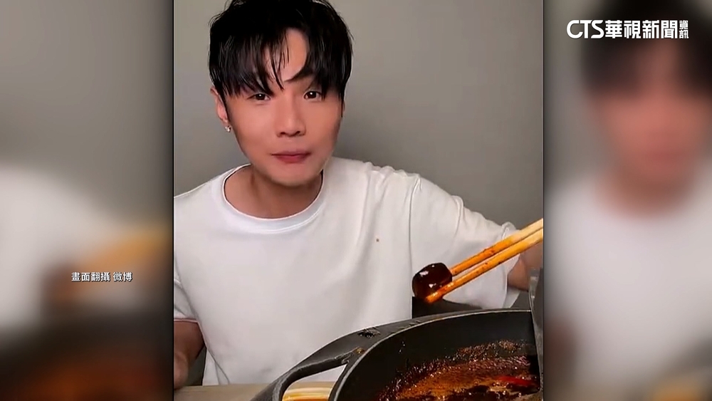 嚇到往後彈！　李榮浩直播吃鍋　木耳爆炸紅油噴濺