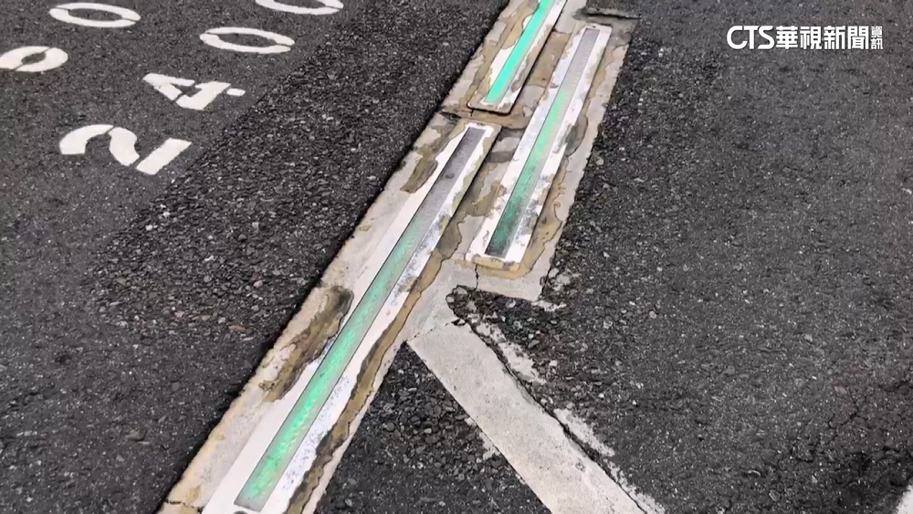 提醒低頭族注意！　台南試辦「行穿線號誌投影燈」