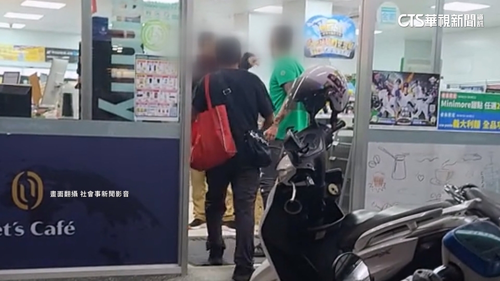 雙載機車闖燈還按喇叭！　直行騎士險遭撞爆口角