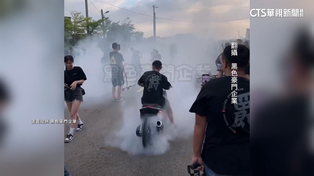 桃園宮廟前違法尬車　未戴安全帽還「燒胎」將挨罰