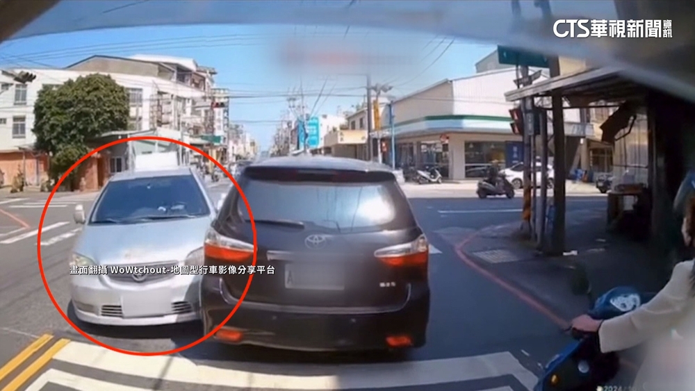 新手上路太緊張！　教練車疑方向盤轉過頭　撞等紅燈車