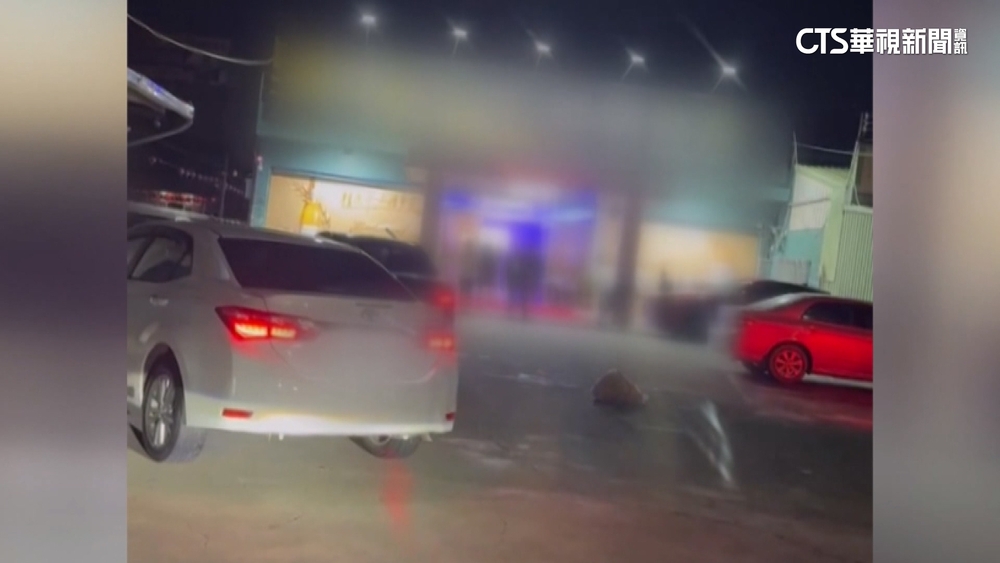 20多人球棒砸KTV　客憂車損急移車.檳榔攤電表遭毀