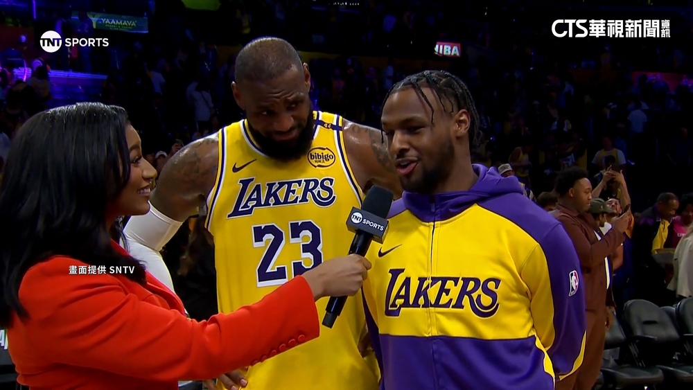 體壇歷史時刻　NBA詹皇父子檔開幕戰連線成真