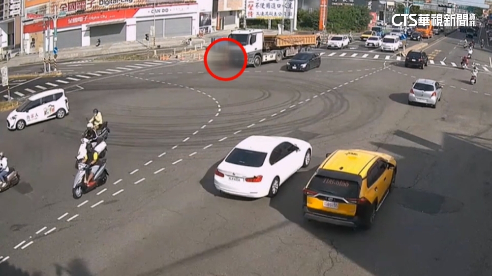 疑視線死角　彰化62歲婦騎車在砂石車前遭輾身亡