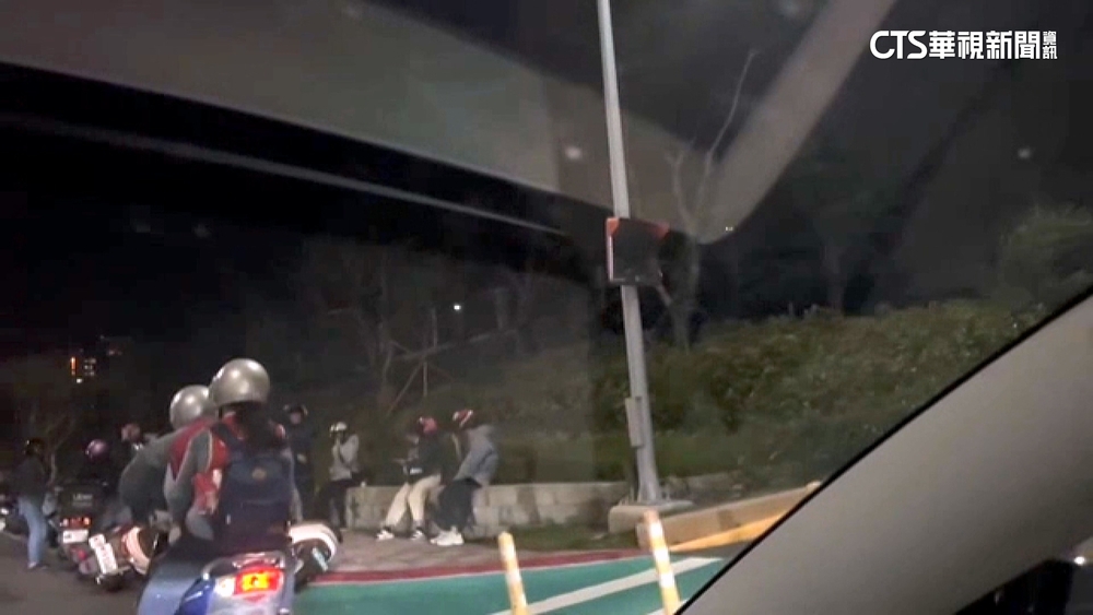 颱風外圍環流+東北風增強　台中.苗栗風強.行人難行