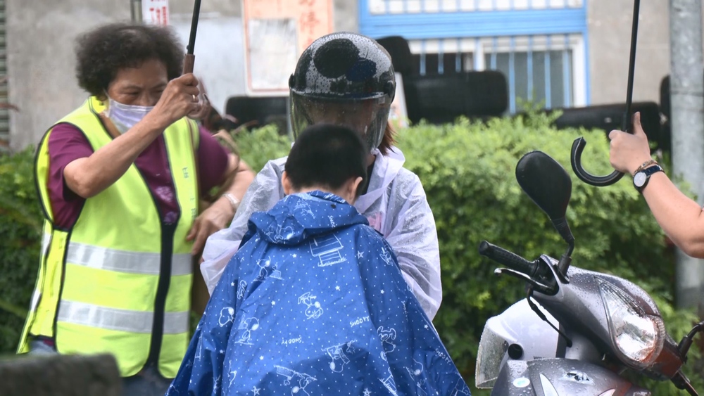 潭美颱風劇烈豪雨　雙北教育局宣布：授權學校自行決定停班停課