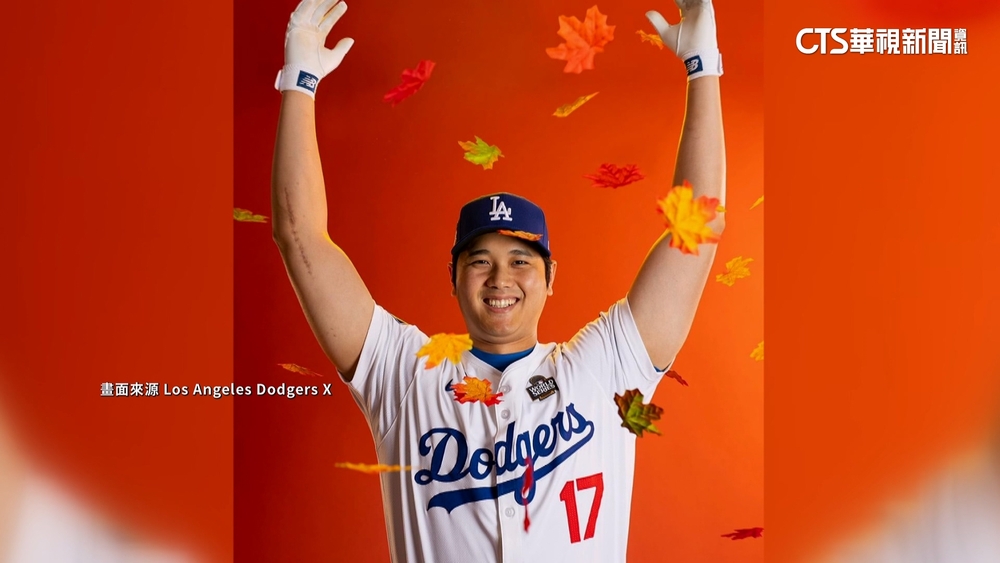 拍宣傳與世界大賽金盃同框　大谷好心情寫臉上