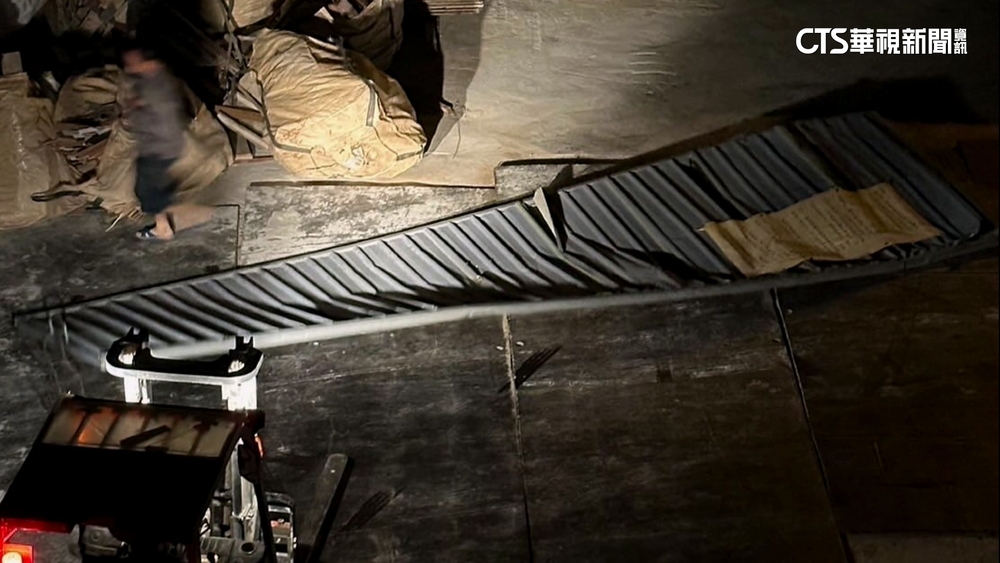 強風釀災！　掀飛鐵門砸人.馬路騎士被吹飛慘摔