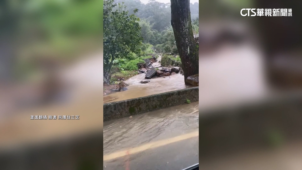 三芝又下暴雨！　巨石卡水溝溢流.水漫八賢里成災