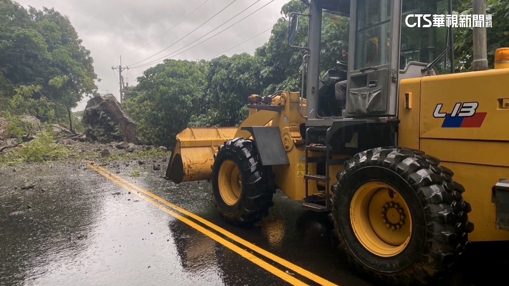 濱海公路台11線35k土石坍阻斷道路　7：35已搶通
