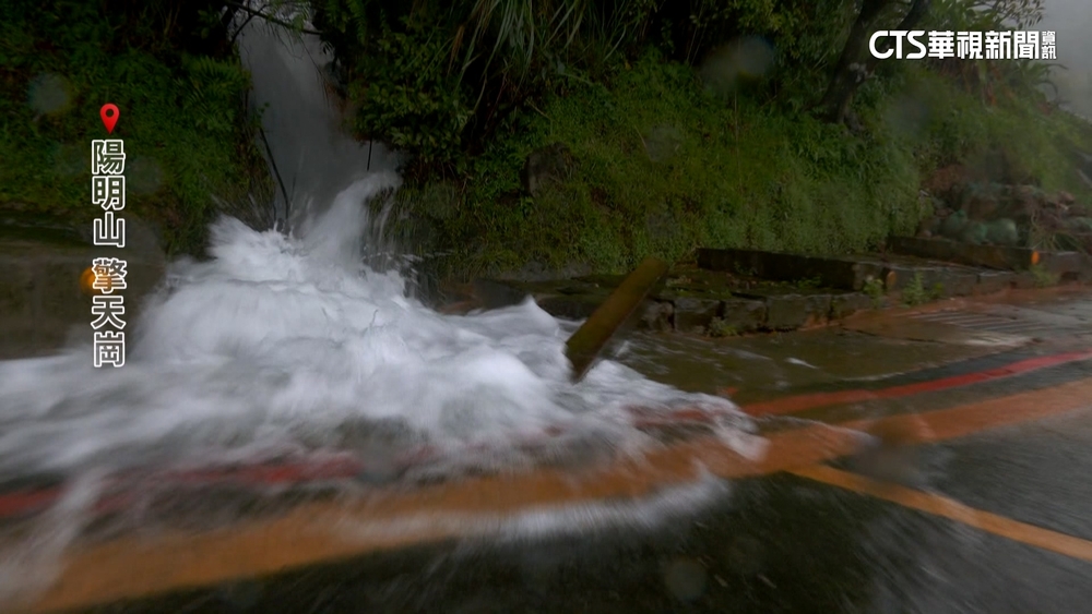 2天累積雨破千　擎天崗道路泥濘宛如「小瀑布」