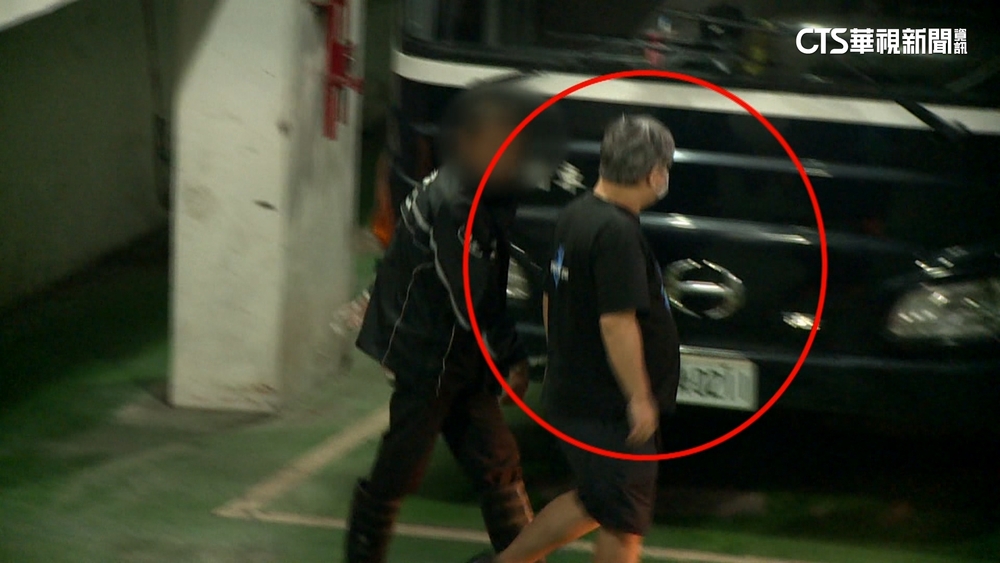 黃牛遭收押第一人！丈夫.駭客上銬坐囚車　妻20萬交保