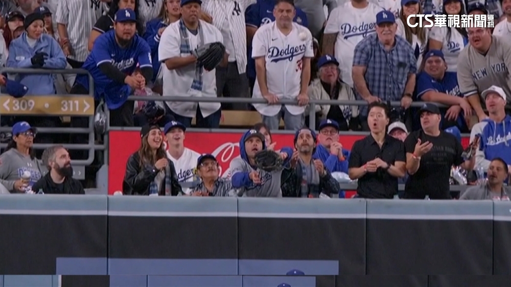 道奇球迷伸手接球干擾比賽　險影響最終勝負