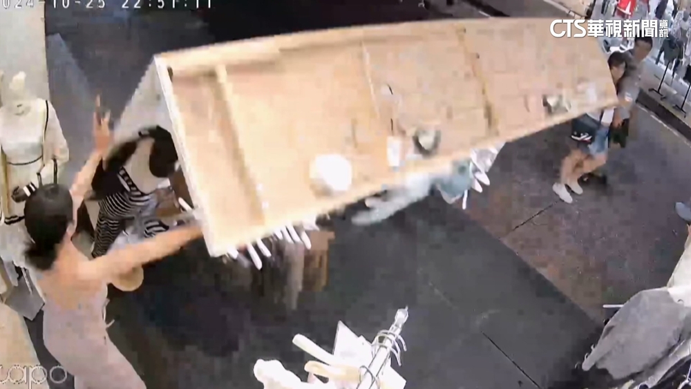 驚險！通化街展示櫃遭吹倒　店員肉身擋險被壓